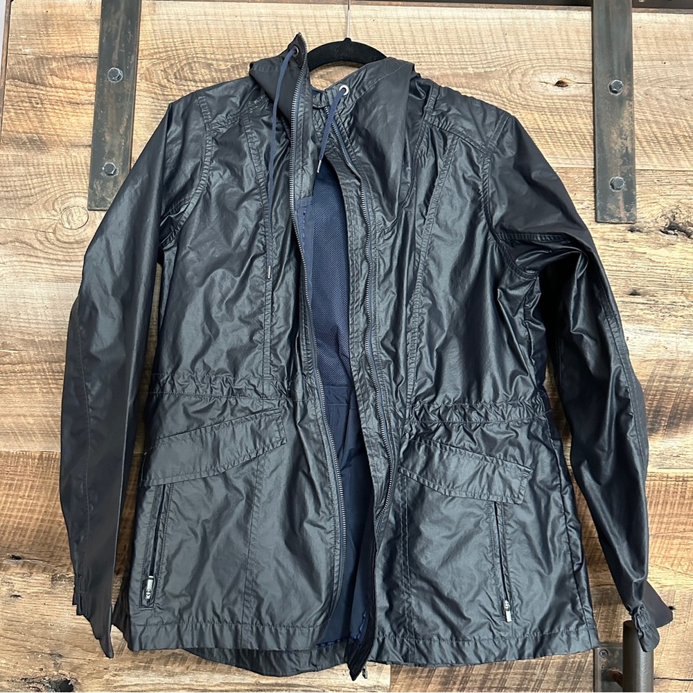 EUC Athleta navy rain jacket with hood